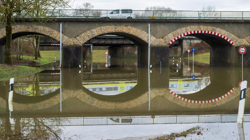 Steigende Wasserstände in Teilen Deutschlands An der Schmutter in Donauwörth ist kurz vor der Mündung in die Donau eine Straße überflutet.