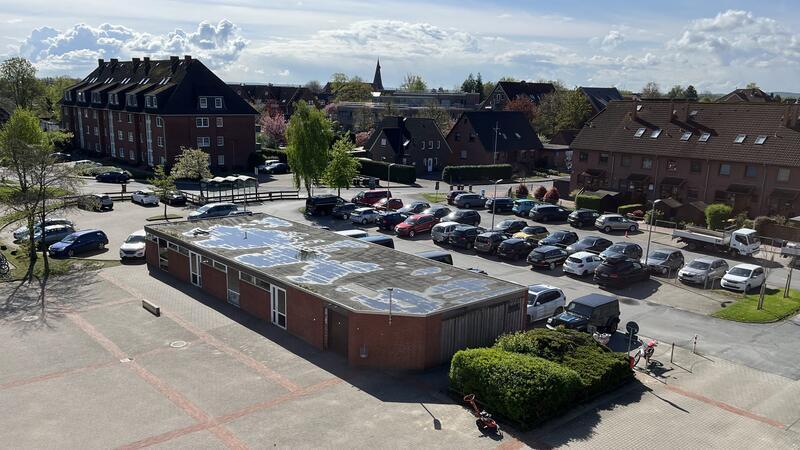 An der Schulstraße in Jork ist eine Kiss-and-ride-Zone im Gespräch - für die Eltern und Schüler der zukünftigen Grundschule. Die Schulstraße könnte Fahrradstraße werden.