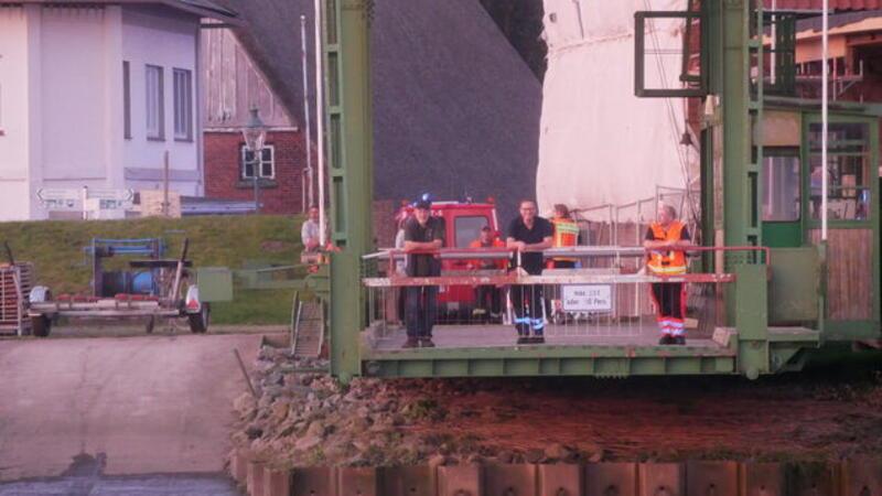 An der Schwebefähre auf der Ostener Seite befindet sich die Einsatzleitung. Von hier aus wird der Funkverkehr koordiniert.