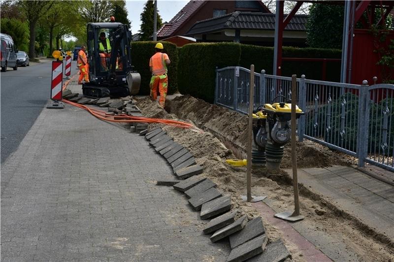 An der Schwedenstraße in Harsefeld haben die Arbeiter in dieser Woche bereits damit begonnen, die neuen Leitungen zu verlegen. Fotos: Beneke
