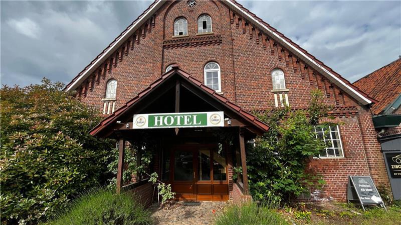 Verlassener Gasthof an der B73: Geschichte und Zukunft eines Lost Places An der Seite des Gebäudes sind noch Spuren des Hotelbetriebs zu finden.