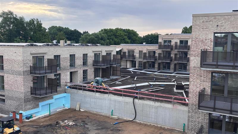 An der Seite wird bald ein Erdwall auf den Innenhof führen. Der 25-Tonnen-Bagger wird hierfür gebraucht.