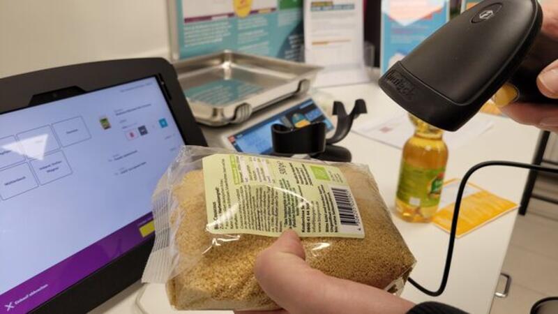 Nachts allein im „Tante Enso“-Supermarkt – Diebstähle als Problem? An der Selbstbedienungskasse werden die Strichcodes per Handscanner erfasst.