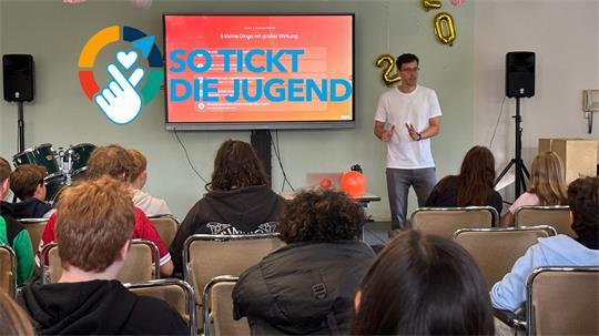 An der Stader Realschule ProMint läuft zurzeit ein Handy-Experiment unter der Anleitung von Jacob Weizman.