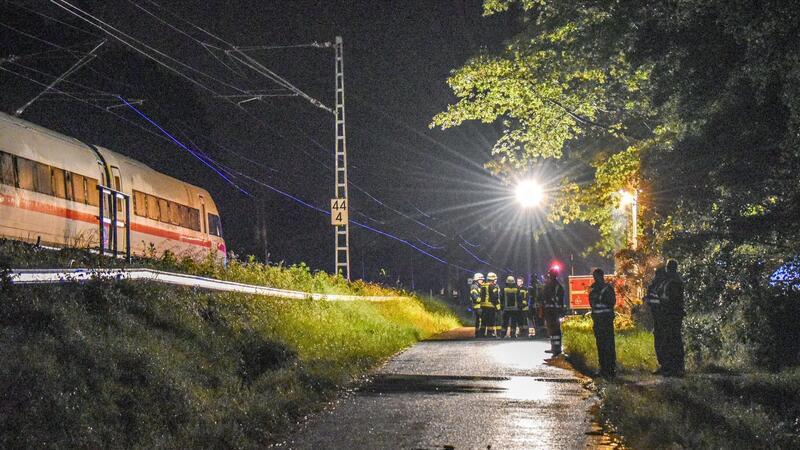 An der Stelle des Erdrutsches verlaufen eine Kreisstraße und die Bahnstrecke parallel - auch ein Auto war deshalb betroffen.