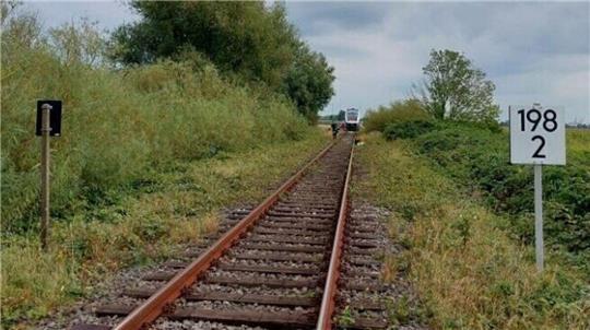 An der Stelle des Unfalls ist die Bahnstrecke zwischen Cuxhaven und Bremerhaven eingleisig.