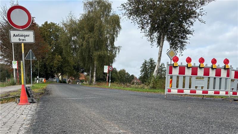 An der Straße Westmoor bereits endet die Zufahrt in die Ortschaft Dammhausen. Die Straße ist ab hier für den Kraftfahrzeugverkehr gesperrt. Nur Anlieger dürfen weiterfahren.