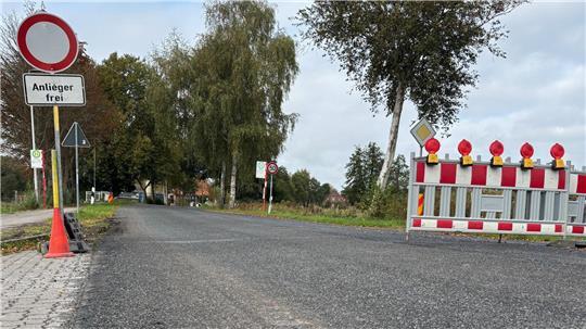 An der Straße Westmoor bereits endet die Zufahrt in die Ortschaft Dammhausen. Die Straße ist ab hier für den Kraftfahrzeugverkehr gesperrt. Nur Anlieger dürfen weiterfahren.