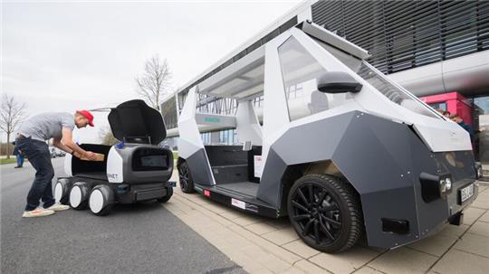 An der TU Braunschweig wurden Zustellroboter vorgestellt: Das größere Fahrzeug ist ein mobiles Logistikzentrum und das kleinere das Zustellfahrzeug.