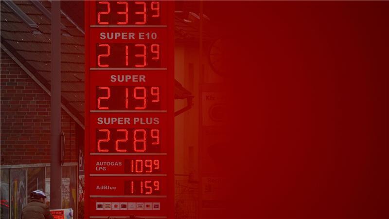 An der Tankstelle bekommen die Menschen die Folgen des Iran-Kriegs zu spüren. (Archivbild)