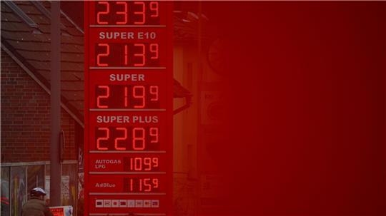 An der Tankstelle bekommen die Menschen die Folgen des Iran-Kriegs zu spüren. (Archivbild)