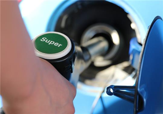 An der Tankstelle müssen Autofahrerinnen und Autofahrer derzeit so tief in die Tasche greifen wie noch nie. Foto: Pixabay