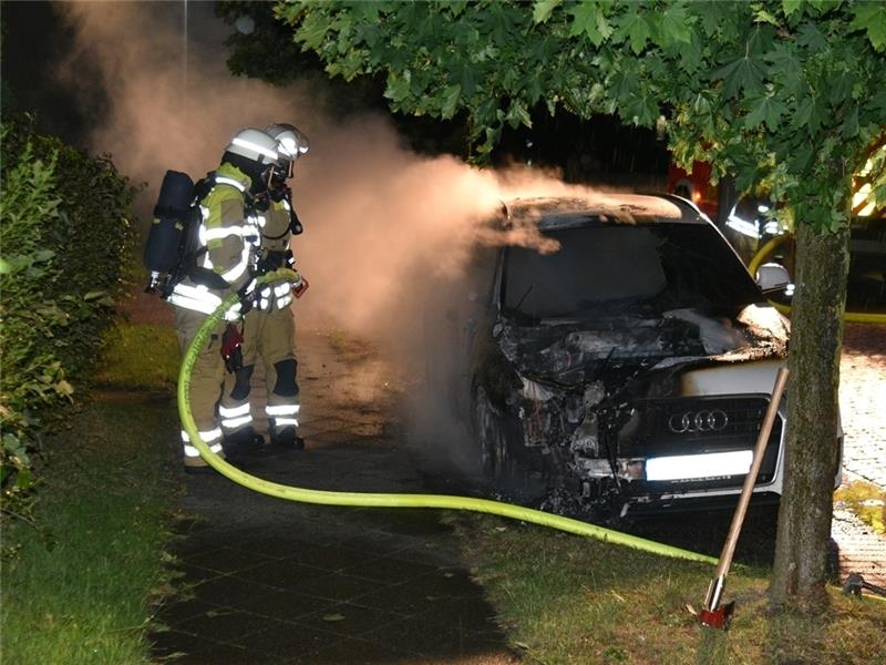 An der Timm-Kröger-Straße stand dieses Auto, das in Flammen aufging. Foto: Beneke