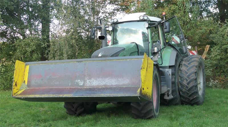 Vier-Meter-Traktor wird zur Gefahr für Autofahrer An der Traktorfront war eine Schaufel montiert, dazu kam eine Zwillingsbereifung hinten.