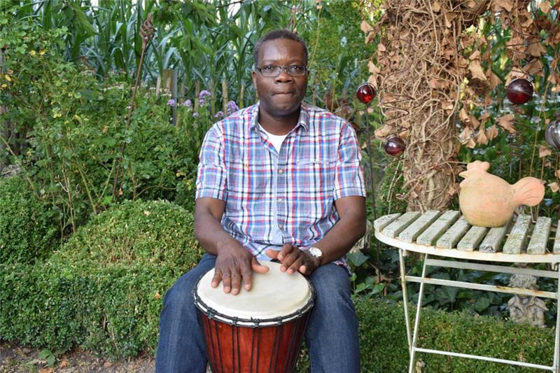 An der Trommel fühlt sich Epiphane Yéyi , genannt Epi, wohl. Der aus Westafrika stammende Künstler lebt in Kutenholz. Foto: Nowottny