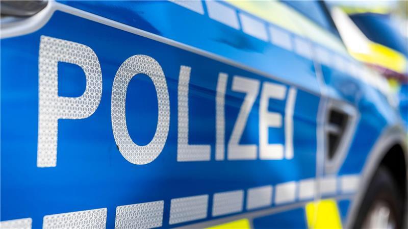 An der Tür eines Streifenwagens steht der Schriftzug «Polizei». (zu dpa: «Haus nach möglicher Explosion in Pinneberg einsturzgefährdet»)