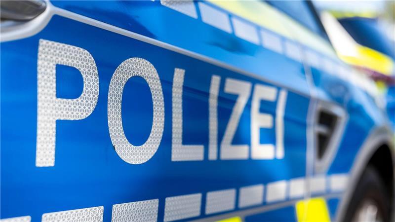 An der Tür von einem Streifenwagen steht der Schriftzug «Polizei». 