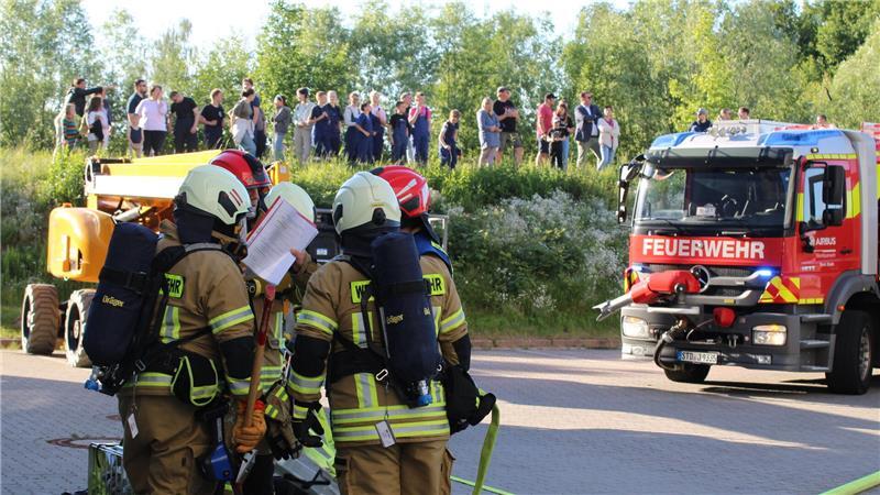 Feuer im CFK Nord: So plant Stades Ortsbrandmeister das Horrorszenario An der Übung im Forschungszentrum CFK Nord nahmen 200 Feuerwehrleute der freiwilligen Feuerwehren Stade und Agathenburg sowie Mitglieder der Airbus-Werkfeuerwehr teil.