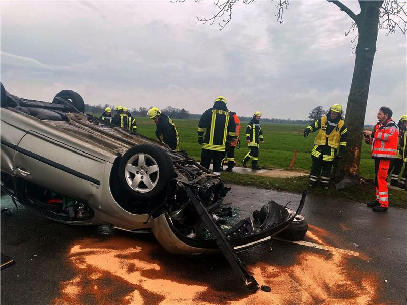 Drochtersermoor: Zwei Menschen bei Unfall schwer verletzt – Ärger um Gaffer An der Unfallstelle gab es Probleme mit einem Gaffer. Foto: Polizei