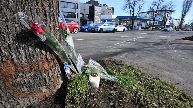 An der Unfallstelle haben Menschen Blumen und eine Kerze abgelegt.