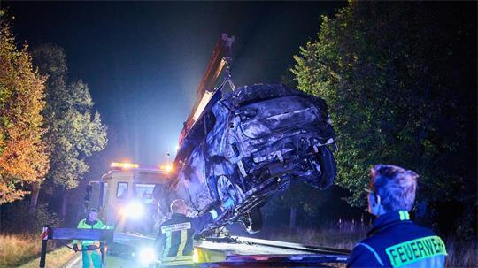 An der Unfallstelle wird das ausgebrannte Autowrack sichergestellt.