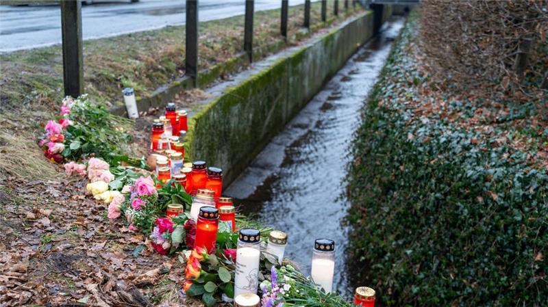 Toter Jugendlicher im Graben: Polizei teilt Todesursache mit An der Unglücksstelle haben Menschen Blumen und Kerzen abgelegt.