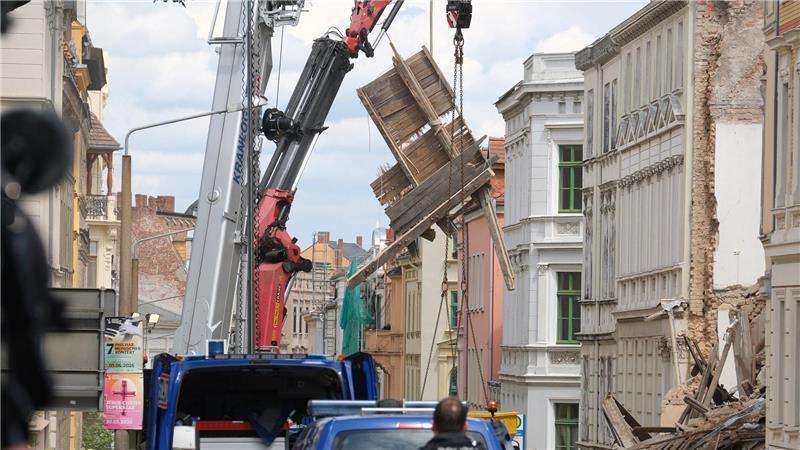Hauseinsturz in Görlitz: „Wir geben unser Menschenmögliches“ An der Unglücksstelle werden Trümmerteile mit einem Kran bewegt.