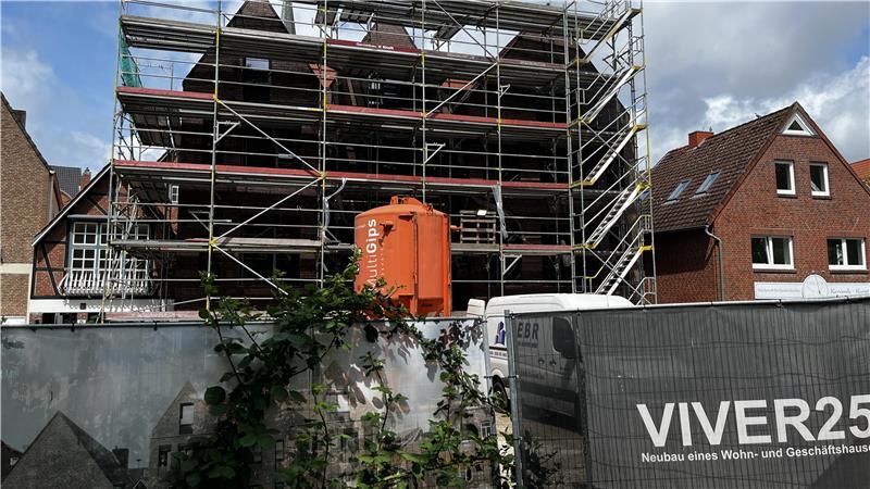 An der Viverstraße im rückwärtigen Bereich der Altstadt wird ein neues Wohn- und Geschäftshaus gebaut.