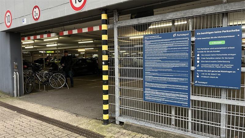 An der Zufahrt zum Parkhaus weist Betreiber Marktkauf auf die Kameraüberwachung in Buxtehude hin.