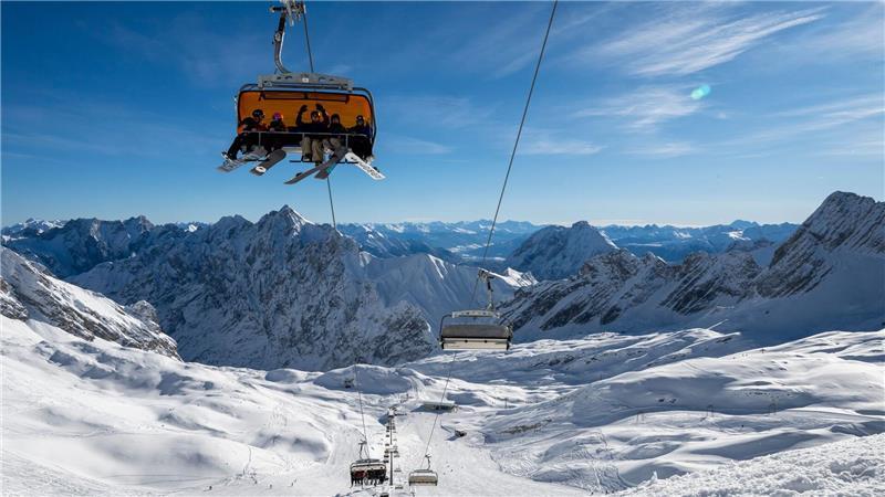 Zugspitze glänzt wieder - Gipfelkreuz neu vergoldet zurück An der Zugspitze beginnt die Skisaison.