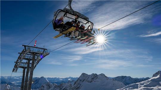 An der Zugspitze eröffnete das Skigebiet im November. Die Hauptsaison dort und vielen anderen alpinen Skigebieten beginnt an diesem Wochenende. (Archiv)
