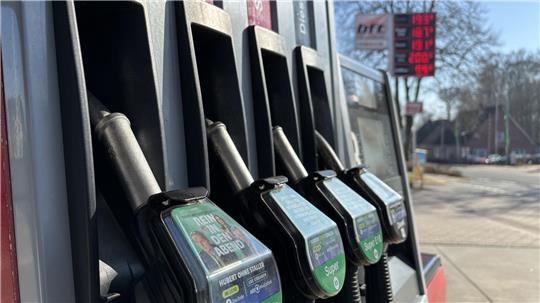 An der bft-Tankstelle Völksen in Buxtehude-Hedendorf hat der Benzinpreis am Donnerstagvormittag die 2-Euro-Marke geknackt.