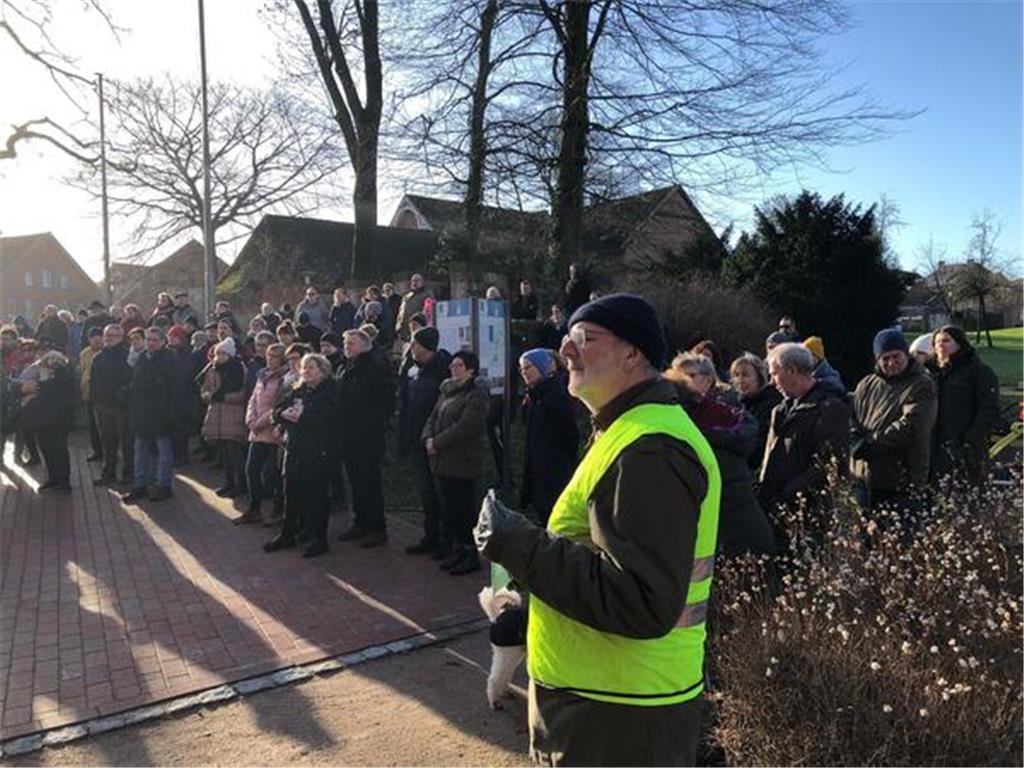 An der evangelischen Kirche in Harsefeld versammelten sich ebenfalls rund 120 Me...