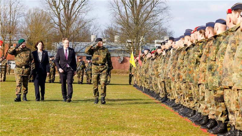 An der feierlichen Übergabe nahmen auch Landtagspräsidentin Kristina Herbst und Ministerpräsident Daniel Günther (beide CDU) teil.