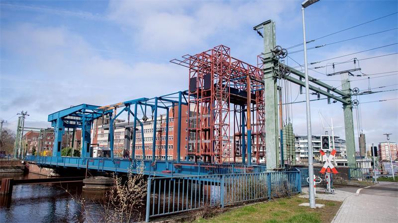 Bahnstrecke zur Küste dicht: Was Urlauber nun wissen sollten An der in die Jahre gekommenen Brücke werden immer wieder Reparaturen fällig. (Archivbild)