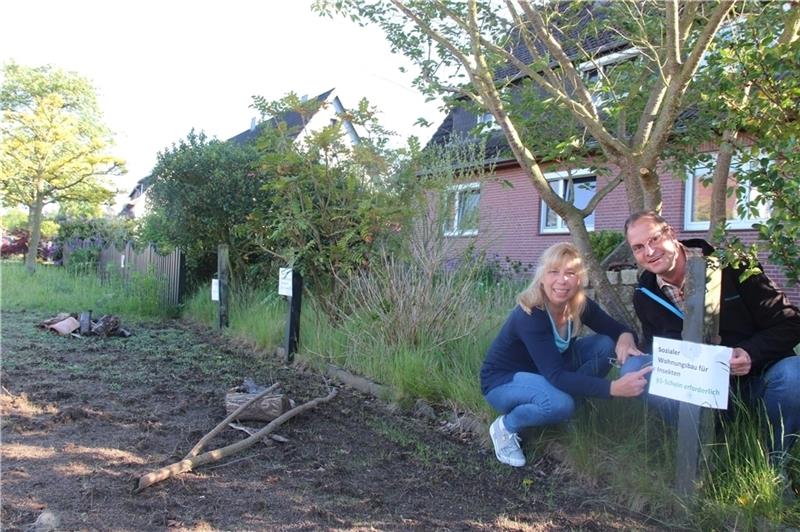 An der neu eingesäten Insektenweide vor ihrem Haus haben Claudia und Karsten Hintz jetzt Schilder aufgestellt, damit der Bauhof die Wiese nicht wieder aus Versehen abmäht. Foto Michaelis