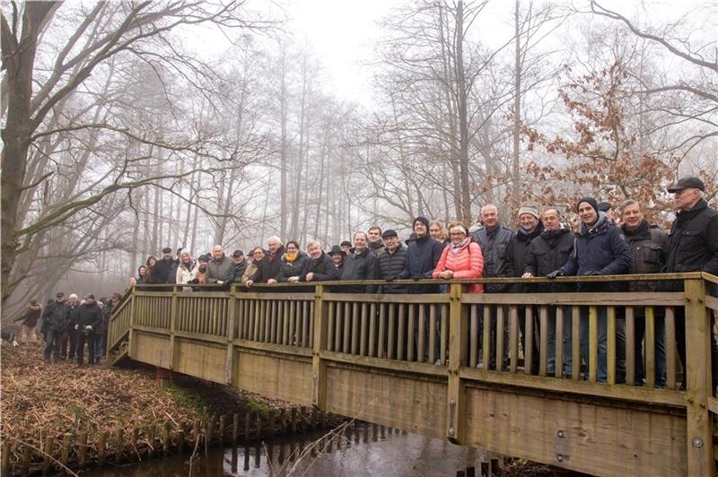 An der neu gebauten stabilen Brücke über die Este machen die Wanderer einen Halt zum Gruppenfoto: 150 Gäste kamen zum Neujahrsspaziergang mit Heiner Schönecke. Foto: Seifert