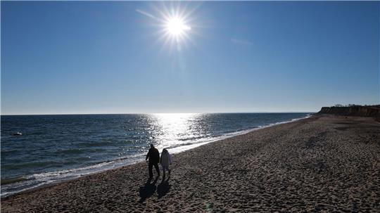 An der schleswig-holsteinischen Küste kann man bei einem Strandspaziergang dem Silvestertrubel entgehen. (Archivbild)