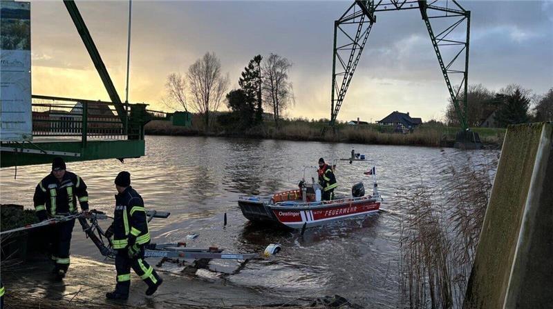 An der umfangreichen Suchaktion waren die Boote der Feuerwehren aus Osten und Burweg auf der Oste im Einsatz. 