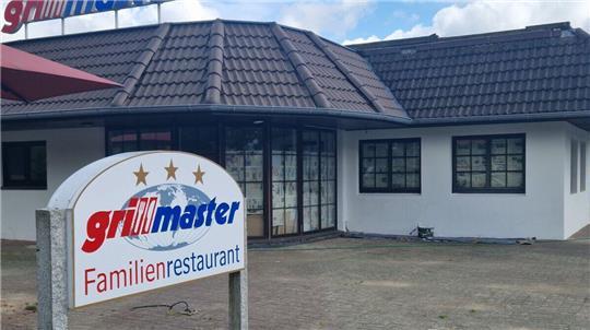An der weißen Wand rechts im Bild steht noch ein Eimer Farbe, wo vorher das Wort "Pedomörder" zu lesen war.