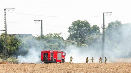 An der wichtigen Bahnstrecke zwischen Köln und Düsseldorf kam es zu einem Böschungsbrand.