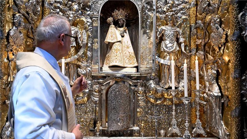 An die 30 Gewänder hat die Schwarze Madonna, passend zum jeweiligen liturgischen Fest. Zu Ostern trägt sie weiß.