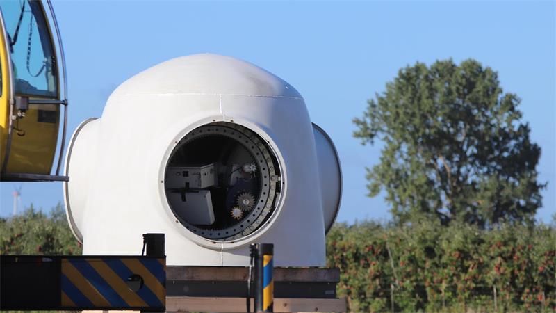 29 Tonnen am Haken: In Krummendeich entsteht ein begehrtes Forschungsobjekt An die Nabe werden später die Rotorblätter montiert.