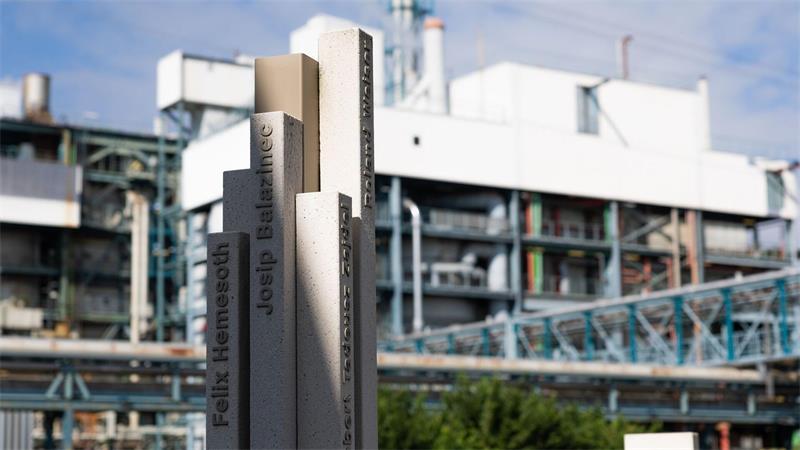 Tödliche Explosion: Unfallursache geklärt, Schuldfrage offen An die Todesopfer erinnert eine Gedenkstätte in der Nähe der explodierten Tanks. (Archivbild)