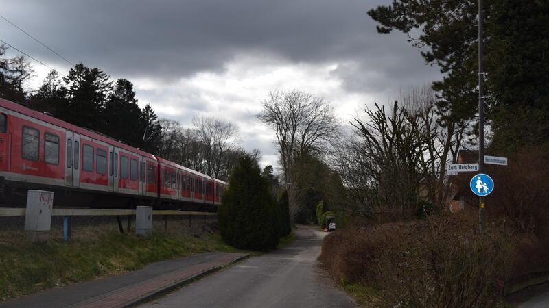 An diesem Abschnitt der Straße Zum Heidberg im Buxtehuder Ortsteil Neukloster fahren Züge, hier eine S-Bahn in Richtung Stade, besonders nah an Wohnhäusern vorbei.