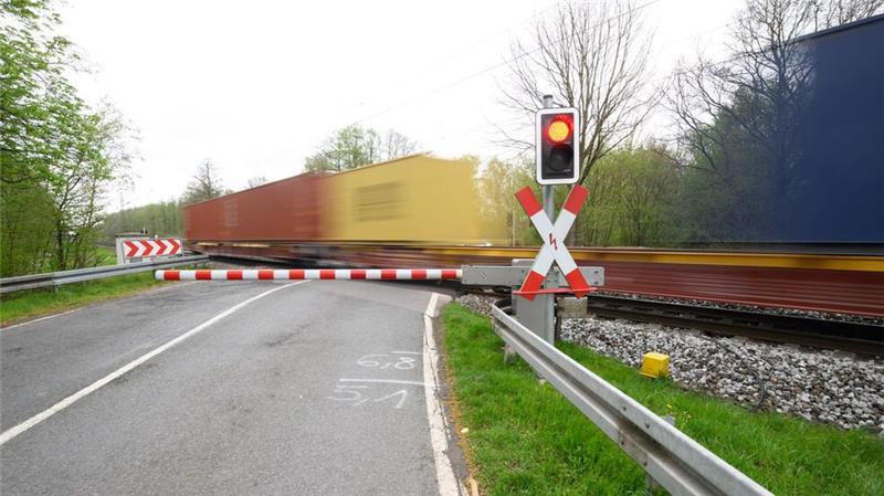 Nach ICE-Katastrophe in Harburg: Jetzt reagiert die Bahn An diesem Bahnübergang in der Region Hannover starben im April 2023 drei Menschen. (Archivbild)