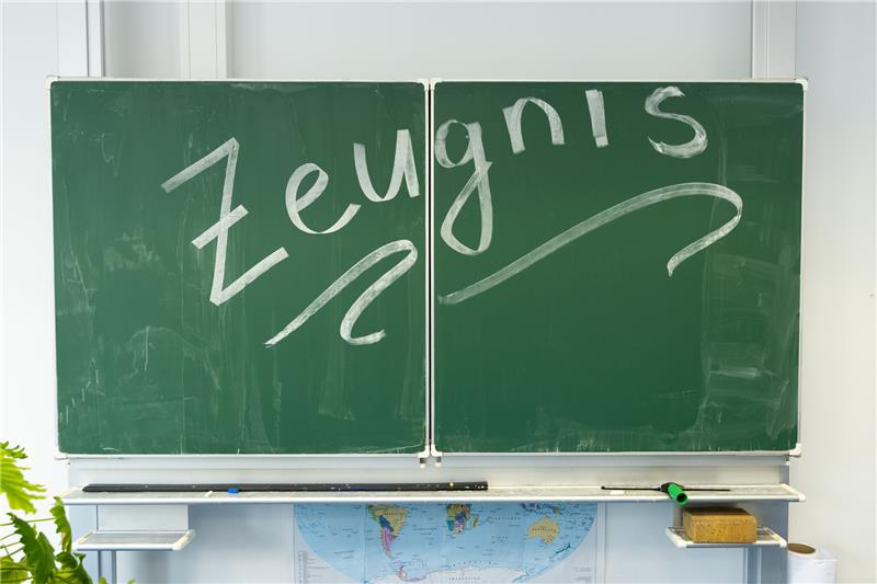 An diesem Freitag gibt es an Niedersachsens Schulen die Halbjahreszeugnisse. Foto: Friso Gentsch/dpa