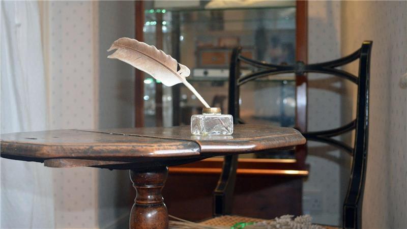 Jane Austen - Viel mehr als nur Romantik An diesem Holztischchen in Chawton soll Jane Austen ihre Romane geschrieben haben. (Archivbild)