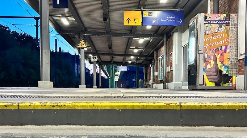 An diesem Juniabend gegen 22 Uhr ist der Bahnhof menschenleer.