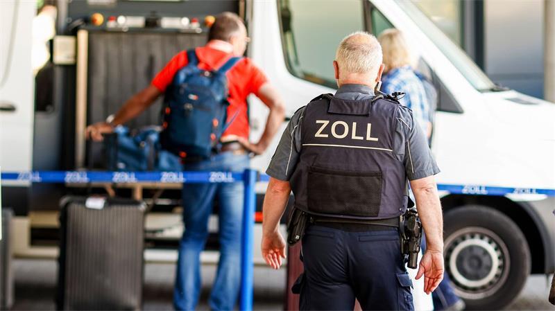 „Wir haben es nicht gewusst“: Zoll kontrolliert AIDA-Passagiere An diesem Tag kommt auch ein Röntgengerät zum Einsatz.